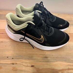 Nike Quest 5 size 11 men’s in Olive Aura and Bronze